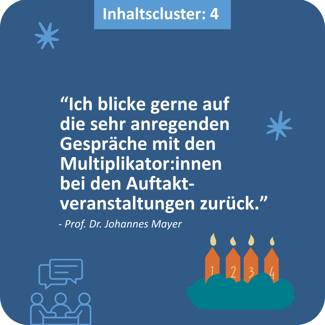 Die vierte Kerze des Adventskranzes brennt, daneben ein Zitat vom Inhaltscluster 4 zum Advent