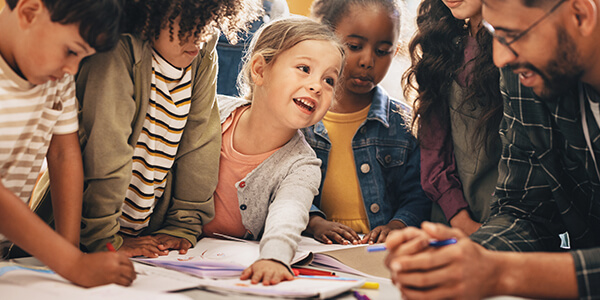 Eine Gruppe von Schulkindern, die im Unterricht gefoerdert werden