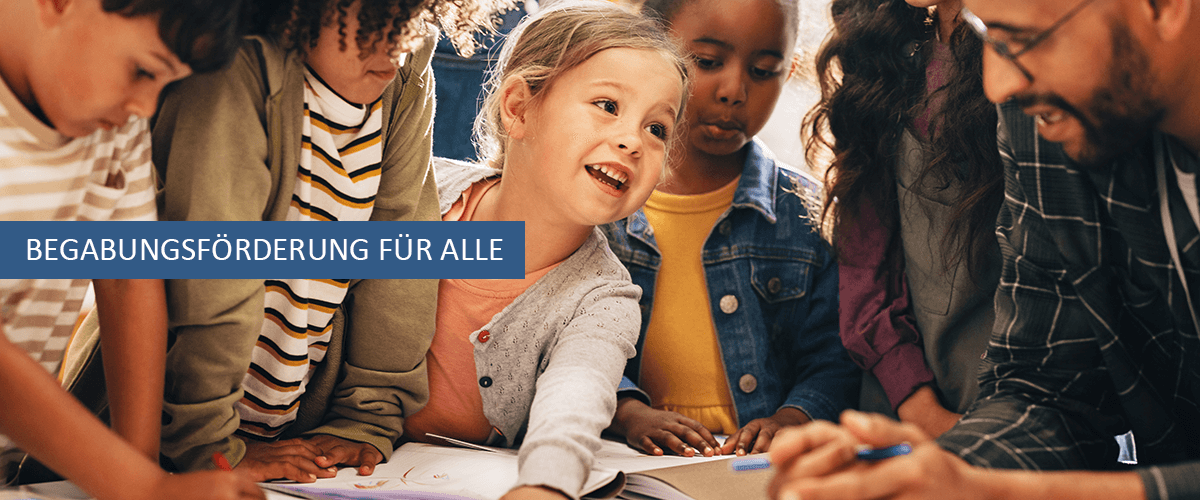 Eine Gruppe von Kindern die sich im Unterricht einbringen