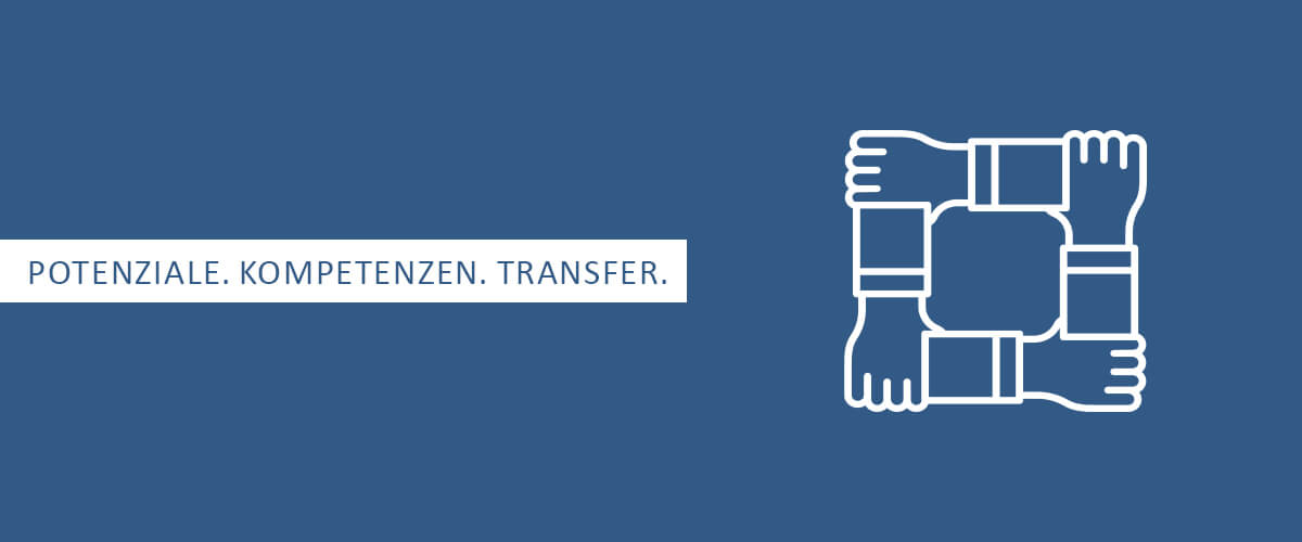Vier Haende greifen in Zusammenarbeit ineinander