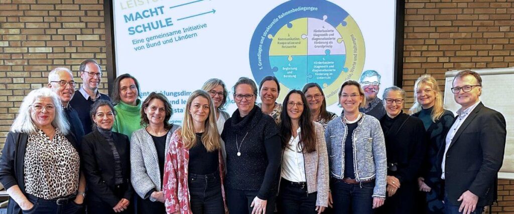 SELF – Länderübergreifende Zusammenarbeit zur nachhaltigen begabungsfördernden Schulentwicklung SELF – Länderübergreifende Zusammenarbeit zur nachhaltigen begabungsfördernden Schulentwicklung