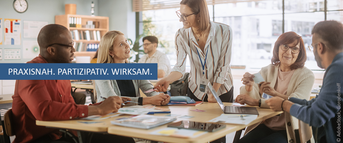 Eine Gruppe von Personen berät sich an einem Tisch