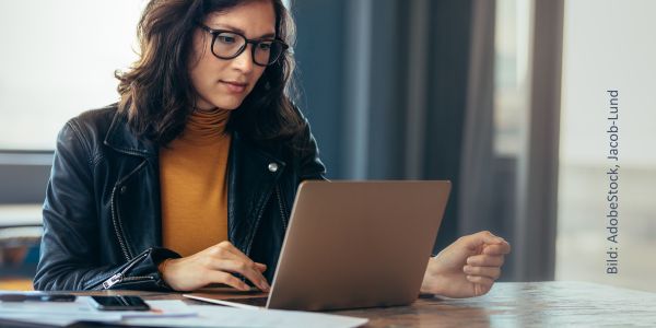 Eine Person füllt eine LemaS-Befragung aus