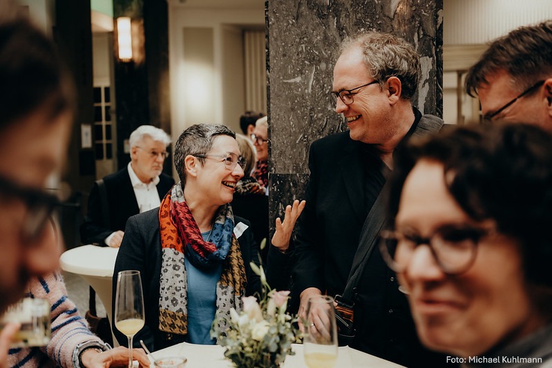 Austausch beim anschließenden Sektempfang