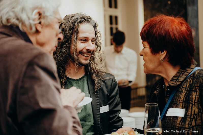 Austausch beim anschließenden Sektempfang