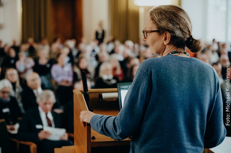 Prof. Dr. Anne Sliwka bei ihrem Vortrag "Potenziale systemisch entwickeln: Was Deutschland aus internationalen Bildungssystemen für Begabungsförderung lernen kann"