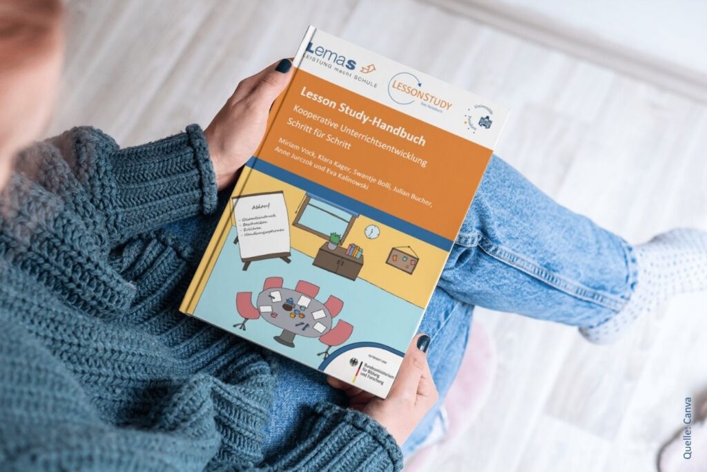 Eine Person hält das Handbuch von Lesson Study in der Hand